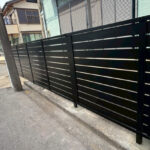 【海老名市 リフォーム】古くなったウッドデッキを撤去し、フェンスABでプライバシーと防犯を両立!