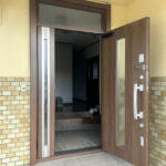 【海老名市 リフォーム】築33年の玄関を1日で一新!LIXILリシェントで叶える断熱・防犯・美観の両立